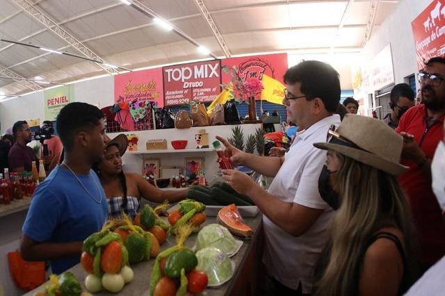 Pré-candidato a governador Rafael Fonteles visita o mercado